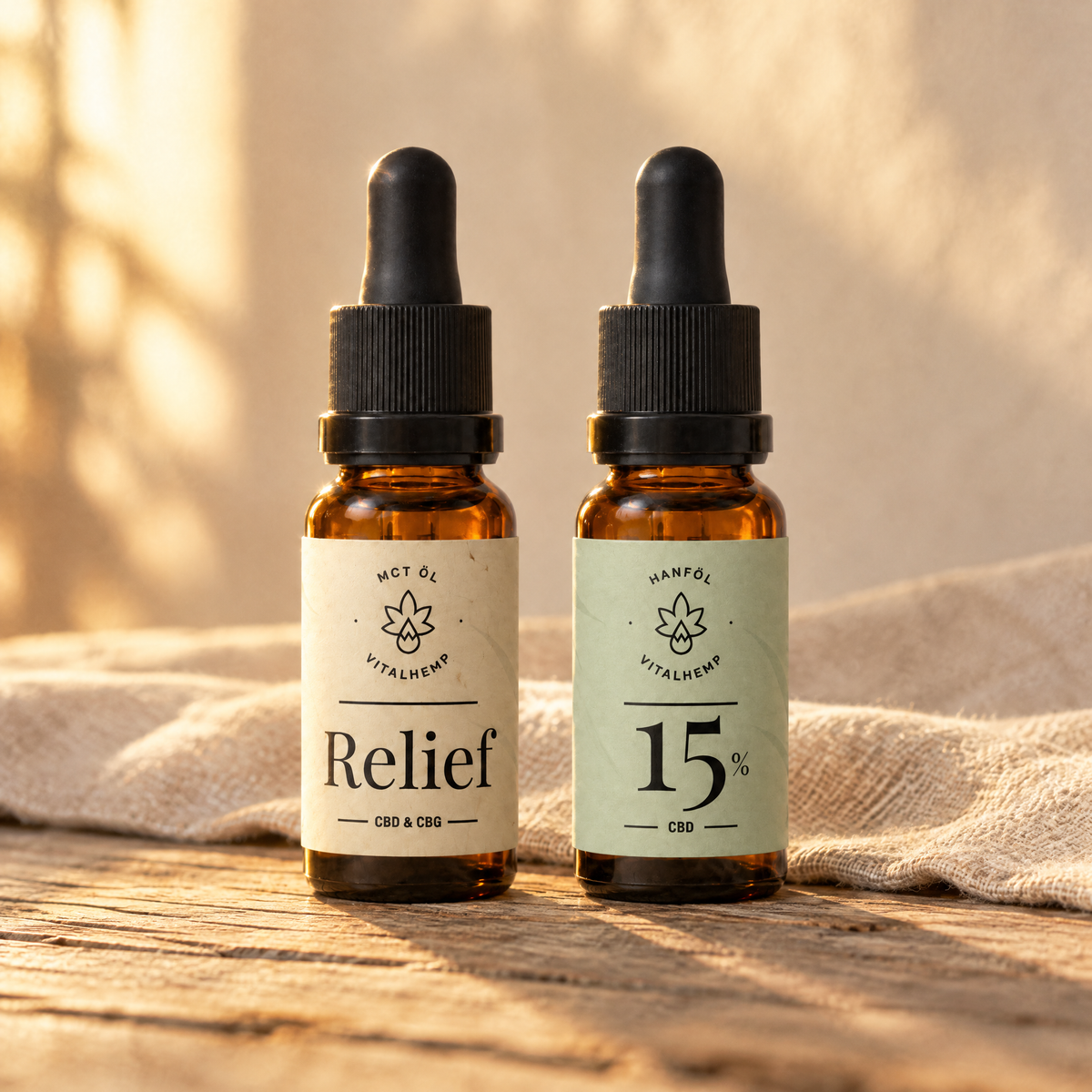 Aktiv-Set: Flaschen Relief-Öl mit cremefarbenem und CBD-Öl 15 % mit mintgrünem Etikett auf Holz und Leinen