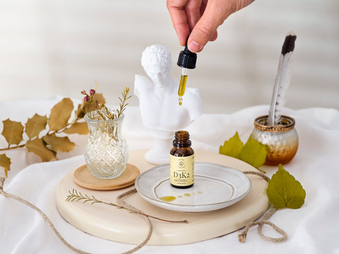 CBD-Produkt mit Hand zur Waage