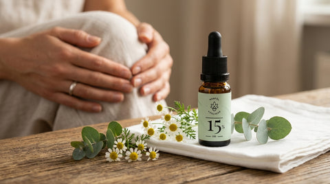 VITALHemp CBD Öl mit Kamille und Frau die Knie hält – CBD bei Gelenkschmerzen