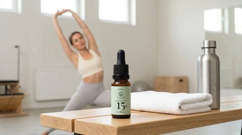 VITALHemp CBD Öl auf Gymbank mit Frau beim Yoga – CBD für Sport und Regeneration