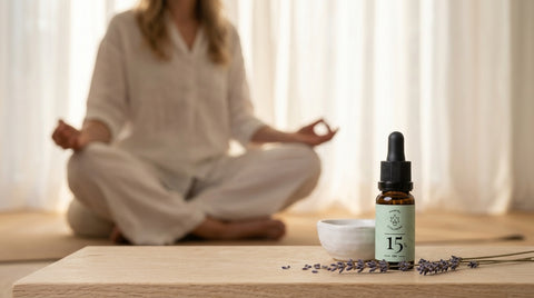 VITALHemp CBD Öl mit meditierender Frau – CBD bei Stress und Angst