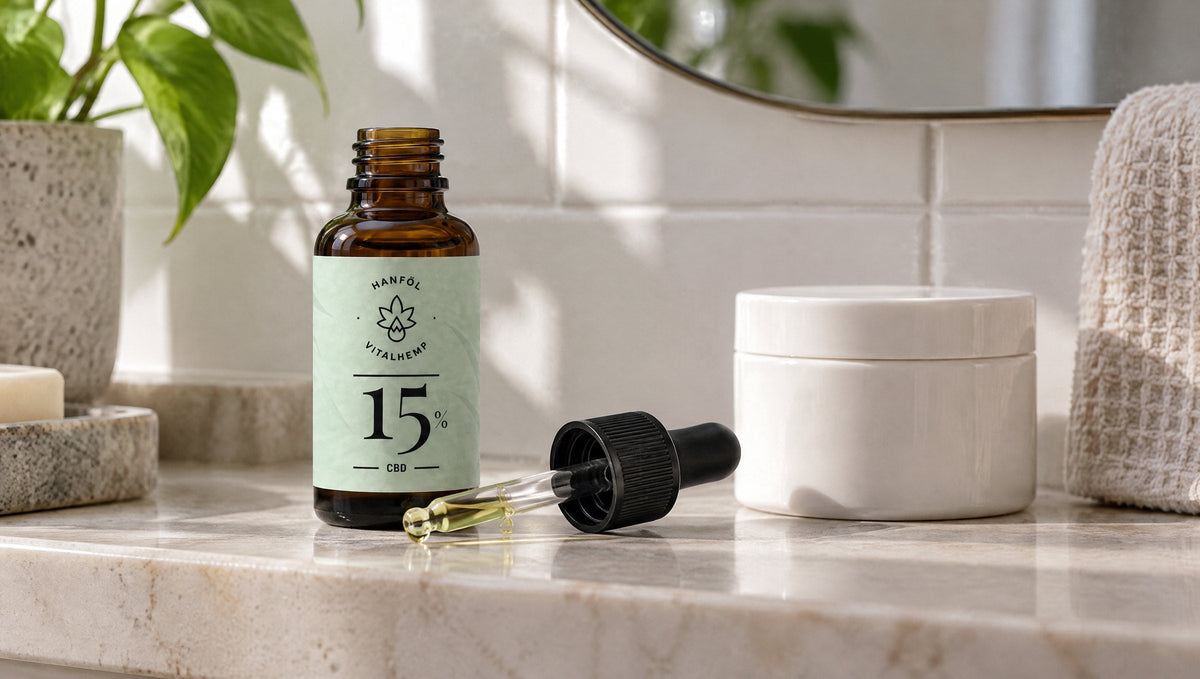 Flasche VITALHemp Pure 15 % CBD-Öl neben einem neutralen Kosmetiktiegel, Symbolbild für die Abgrenzung von CBD-Kosmetik und Novel Food.