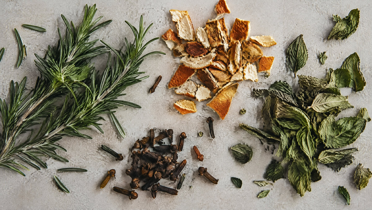 Draufsicht auf Gruppen verschiedener Kräuter und Gewürze als Aroma-Profile.