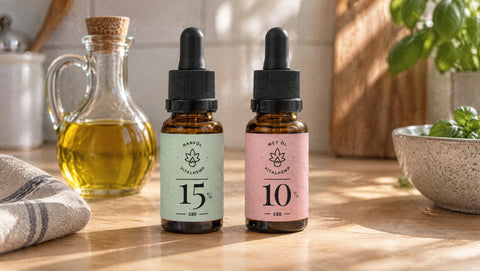 VITALHemp Pure 15 % (Bio-Hanföl) und Active 10 % (Bio-MCT-Öl) nebeneinander auf einer Küchenarbeitsplatte.