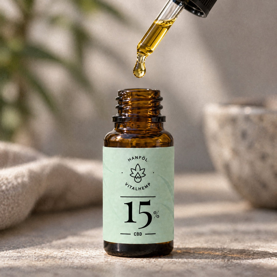 Tropfen an der Pipette einer VITALHemp CBD-Öl-Flasche in Bio-Hanföl.