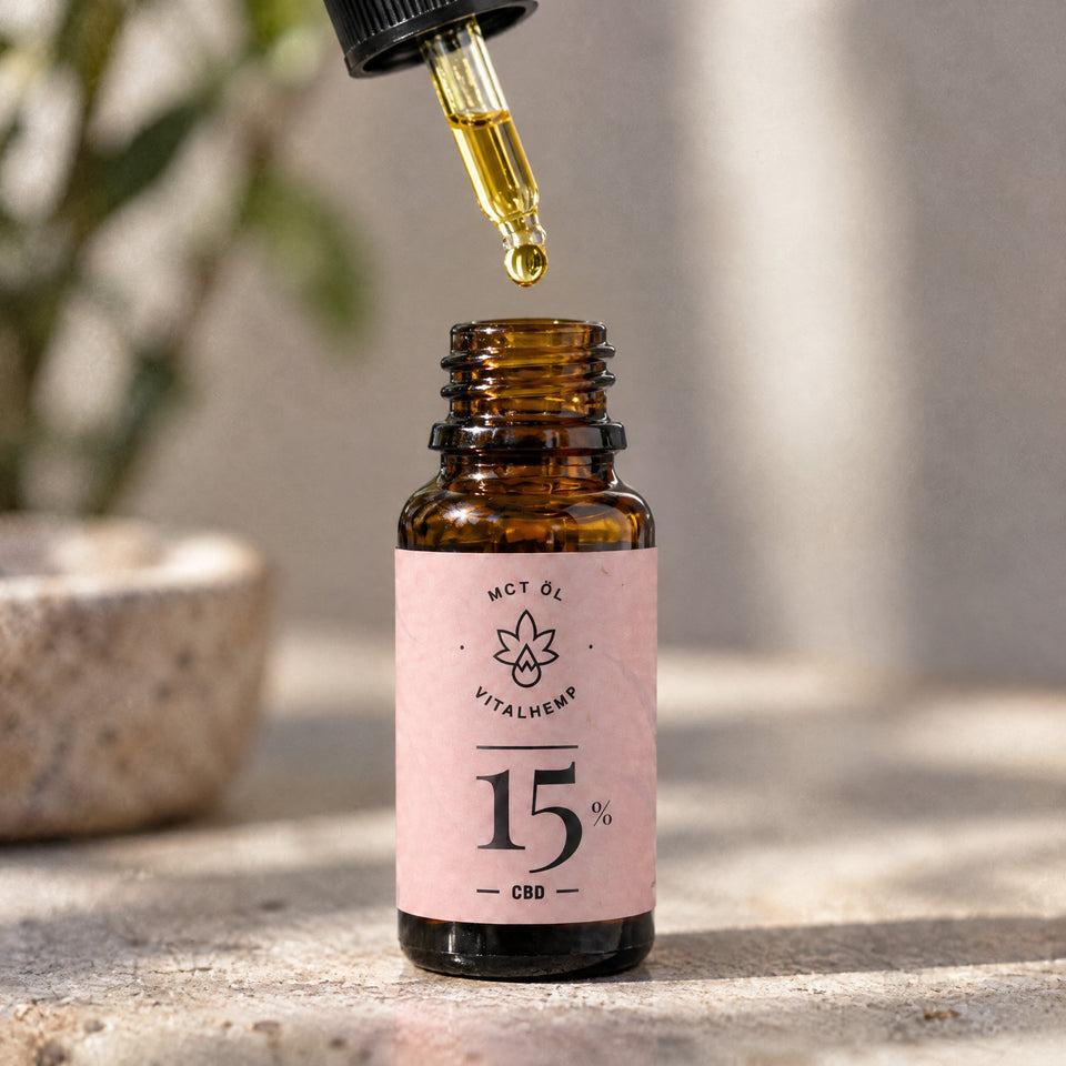 Tropfen an der Pipette einer VITALHemp CBD-Öl-Flasche in Bio-MCT-Öl.