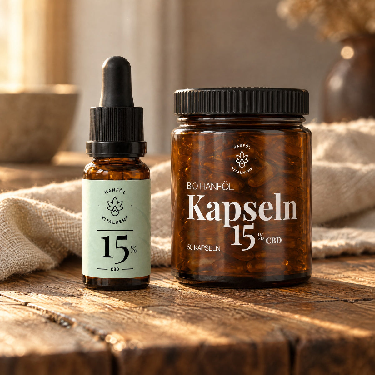 Zuhause-&-unterwegs-Set: CBD-Öl 15 % mit mintgrünem Etikett und Braunglas-Dose CBD-Kapseln 15 % auf Eichenholz