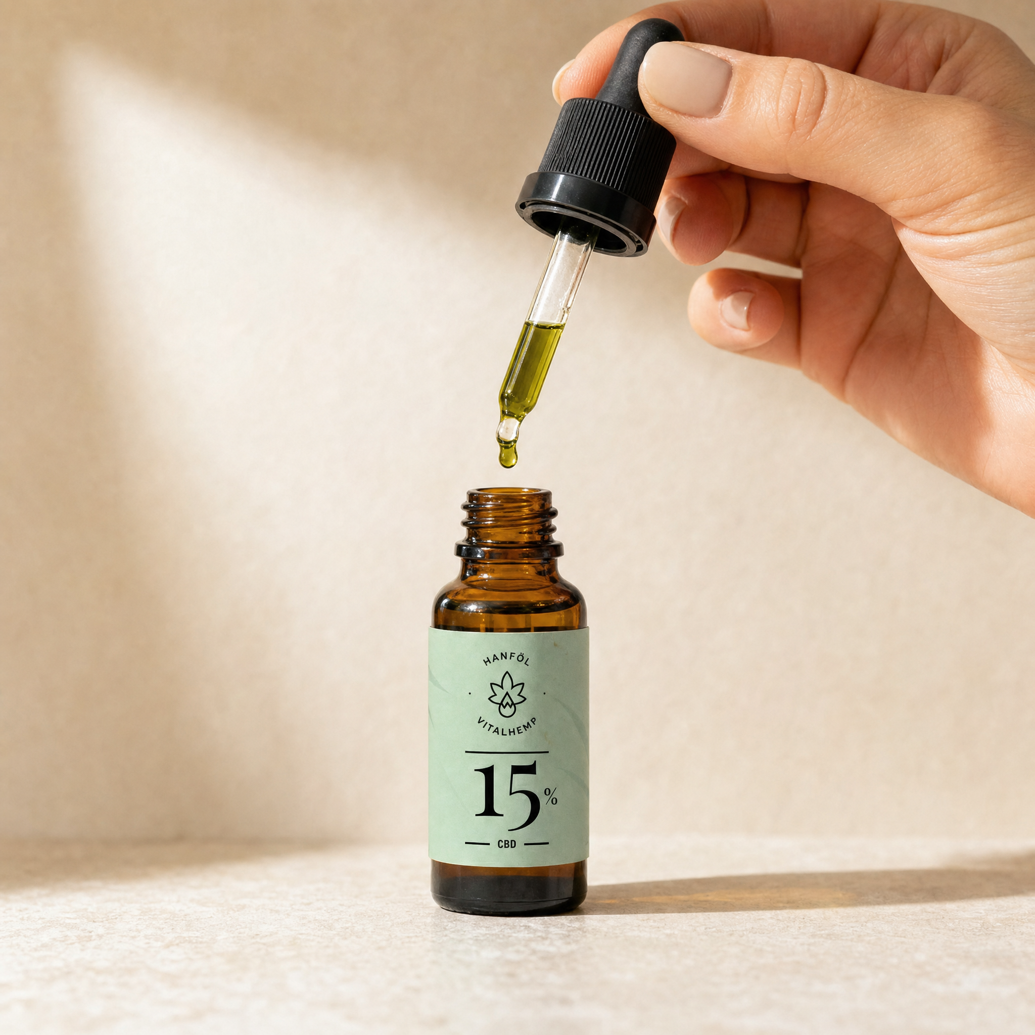 VITALHemp Pure 15% Hanföl – Pipette und Tropfen Makro