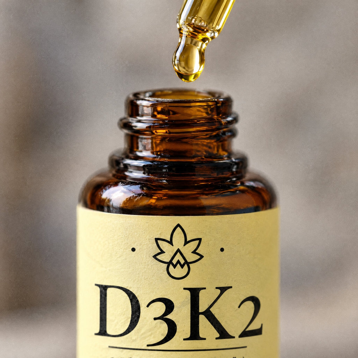Nahaufnahme von Flaschenhals und Pipettenspitze der VITALHemp Vitamin D3+K2 Flasche mit einem Tropfen